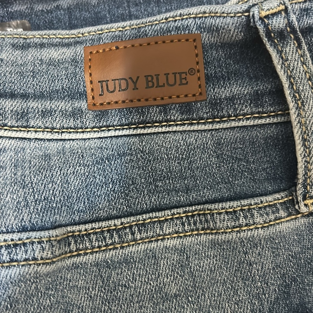 Judy Blue Cropped Medium Blue Boyfriend Jeans - Picture 2 of 5